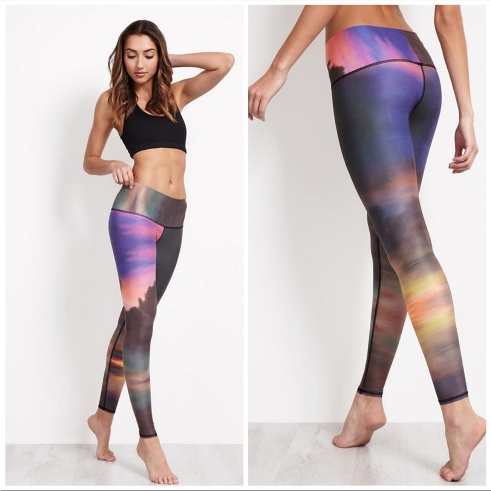 Teeki Clouds Yoga Hot Pants/Leggings